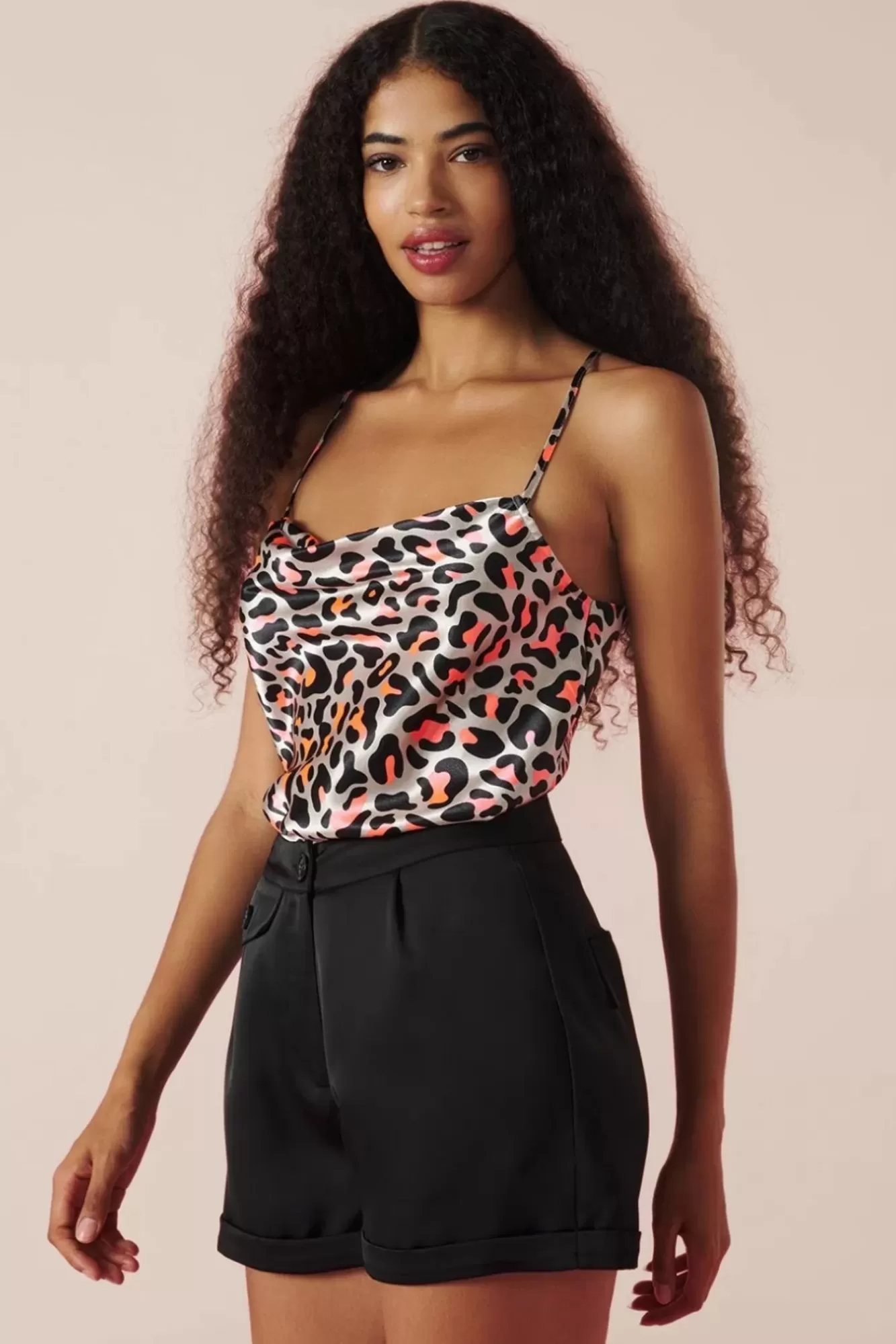 Minueto Kyra Satin Look Short In Zwart | Vrouwen Broeken